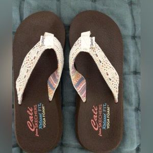 Women’s Skechers yoga foam flip flops size 8 NWOT